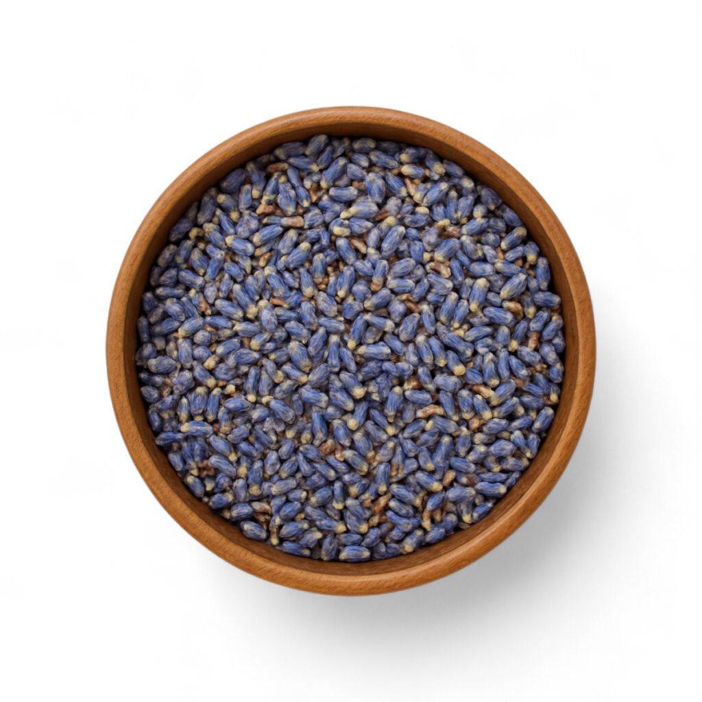 Flor de lavanda seca en hebras a granel en cuenco de madera
