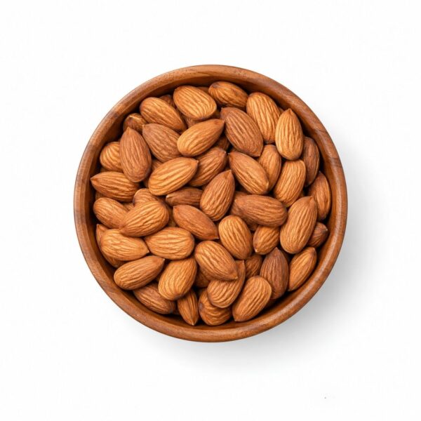 Almendra Non Pareil en cuenco de madera sobre fondo blanco