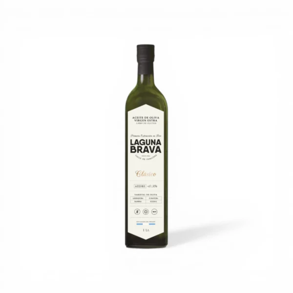 Aceite de oliva extra virgen Laguna Brava Clásico 1 litro botella de vidrio sobre fondo blanco