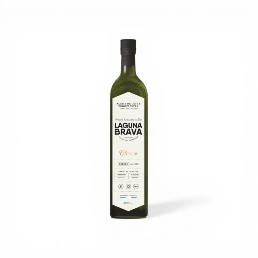 Aceite de oliva extra virgen Laguna Brava Clásico 500 ml botella de vidrio sobre fondo blanco