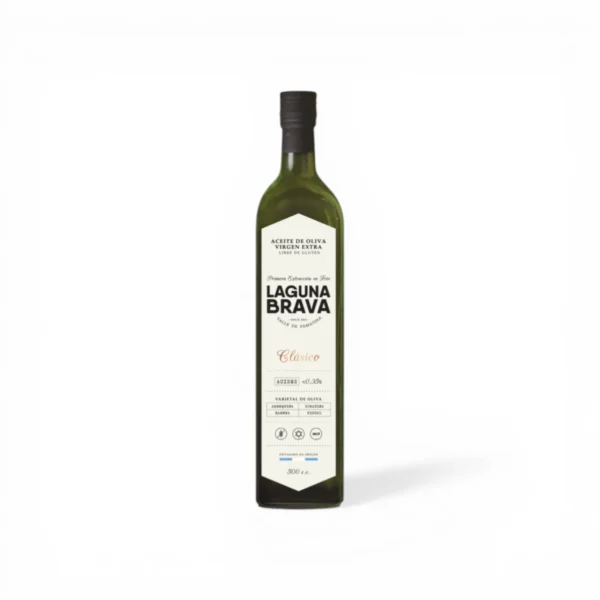 Aceite de oliva extra virgen Laguna Brava Clásico 500 ml botella de vidrio sobre fondo blanco