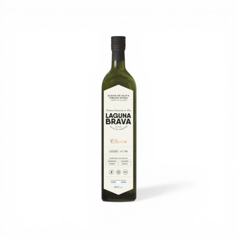 Aceite de oliva extra virgen Laguna Brava Clásico 500 ml botella de vidrio sobre fondo blanco