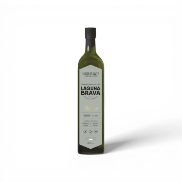 Aceite de oliva extra virgen Laguna Brava Intenso 500 ml botella de vidrio sobre fondo blanco