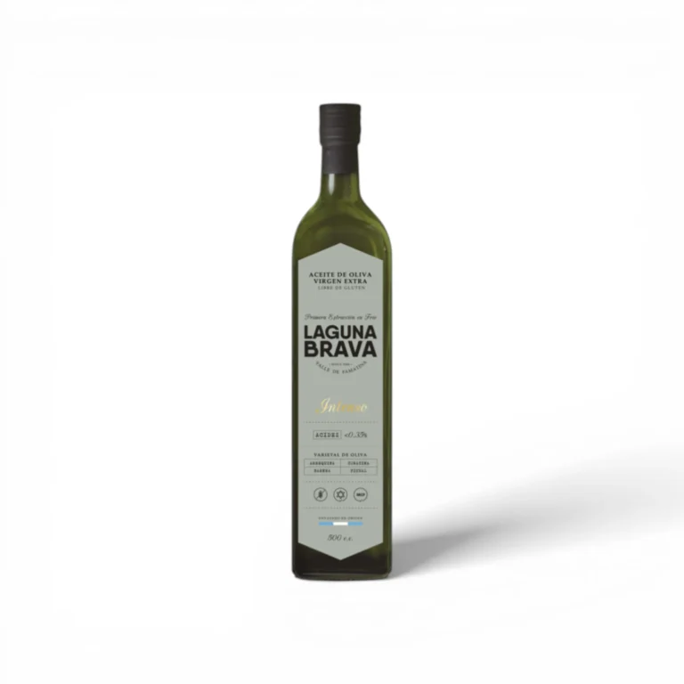 Aceite de oliva extra virgen Laguna Brava Intenso 500 ml botella de vidrio sobre fondo blanco